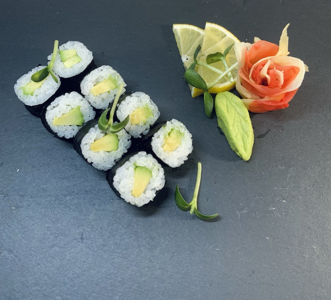 Авокадо маки ролл